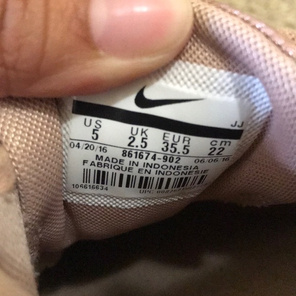 Nike shoes - Picture 3 of 3